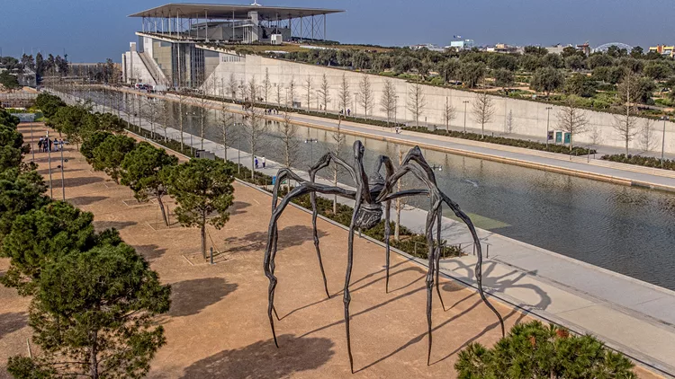 Louise Bourgeois, Maman (1999) σε έκθεση διοργανωμένη από τον οργανισμό NEON και το Κέντρο Πολιτισμού Ίδρυμα Σταύρος Νιάρχος στο ΚΠΙΣΝ, Αθήνα, 2022