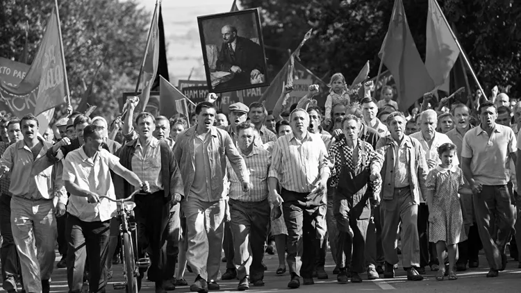 «Αγαπητοί Σύντροφοι!» του Αντρέι Κοντσαλόφσκι