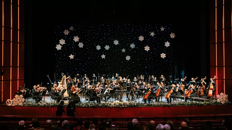 Στιγμιότυπο από τη συναυλία της Εθνικής Συμφωνικής Ορχήστρας της ΕΡΤ υπό τον Γιώργο Πέτρου με τίτλο «Χριστούγεννα με μουσικές της Αυτοκρατορικής Βιέννης» («Αίθουσα Σταύρος Νιάρχος» ΚΠΙΣΝ, 27/12/2021)