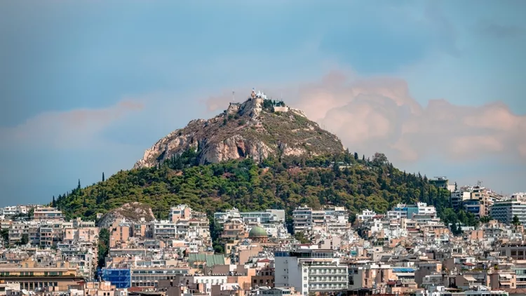 Πόσα Airbnb χωράει πια η Αθήνα;