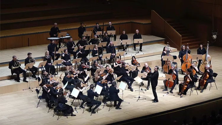 Η Καμεράτα υπό τον αρχιμουσικό Γιώργο Πέτρου ερμηνεύει σε όργανα εποχής την 8 η «Ημιτελή» Συμφωνία του Σούμπερτ κατά τη διάρκεια συναυλίας στην «Αίθουσα Χρήστος Λαμπράκης» του Μεγάρου Μουσικής Αθηνών (2/11/2025)