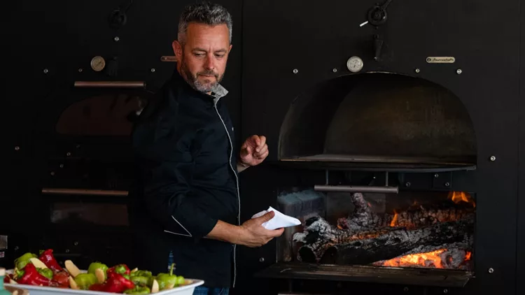 Ο Γιάννης Παρίκος στο εστιατόριο SeaRocks στην Πάρο