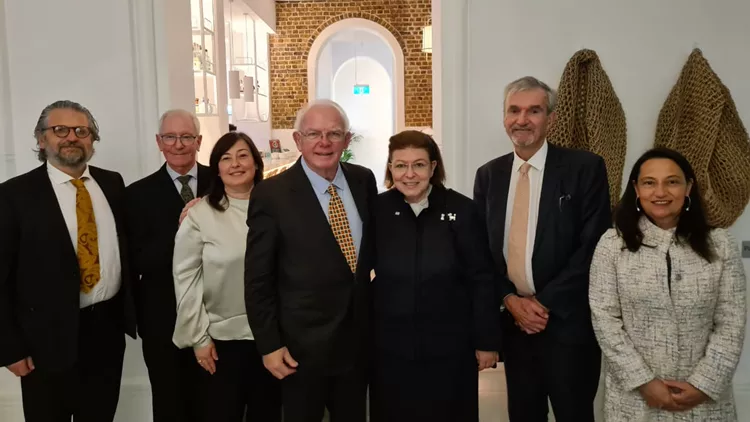 Η Λίνα Μενδώνη με μέλη της Australian Parthenon Association