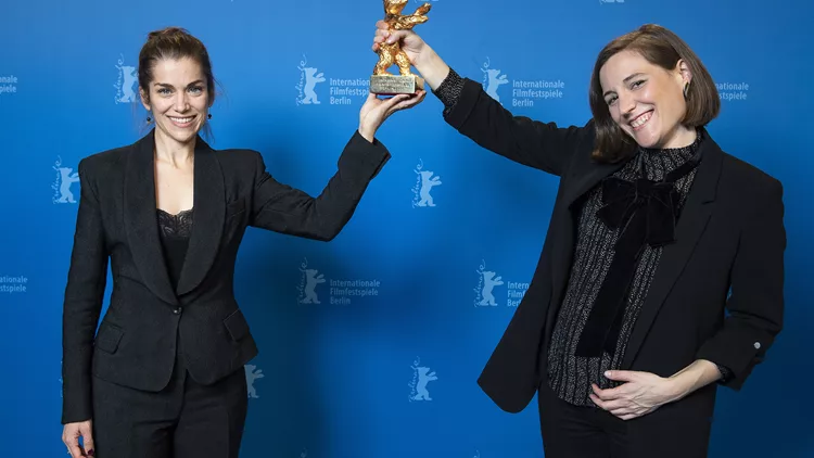 clara_simon_golden_bear © Alexander Janetzko - Berlinale 2022