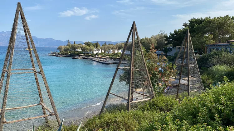 Minos Beach, Magdalena Abakanowicz, The-Painful-Pyramids,1993.