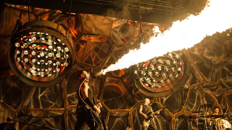 Οι Rammstein βάζουν φωτιά στο ΟΑΚΑ