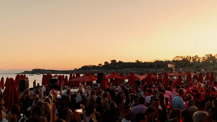 Sun:Set Beach Party από τον Αλέξανδρο Χριστόπουλο στο DOT Beach Vibes