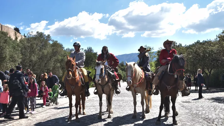 Άλογα, τσολιάδες και ένα πλήθος φιλότεχνων κατέλαβαν τη Διονυσίου Αρεοπαγίτου 