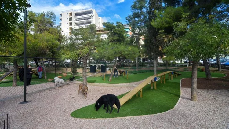 Δύο ειδικά σχεδιασμένα πάρκα για σκύλους άνοιξαν στη συνοικία Προμπονά και στον Νέο Κόσμο