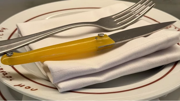Πιάτα και μαχαίρια στο εστιατόριο Μανάρι