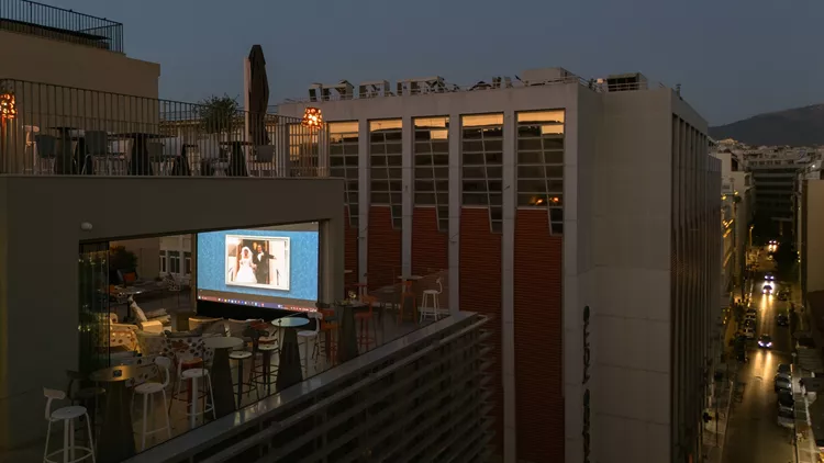 Το θερινό σινεμά στο Fresh Hotel της οδού Αθηνάς