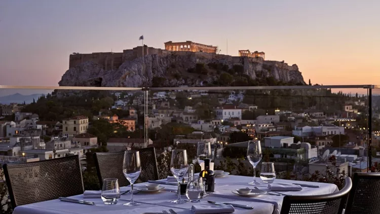 Στο 'Metropolis Roof Garden' για ελληνοστροφές fine comfort με θέα Ακρόπολη