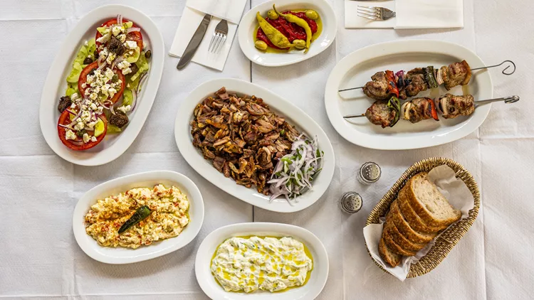 Η ταβέρνα Δώδεκα Πιάτα (12 Πιάτα) στο Κουκάκι