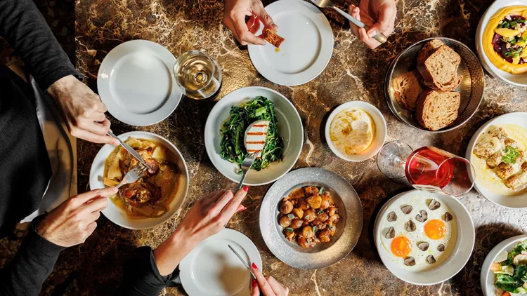 Βραβεία Ελληνικής Κουζίνας: Τα καλύτερα εστιατόρια ελληνικής κουζίνας για το 2025