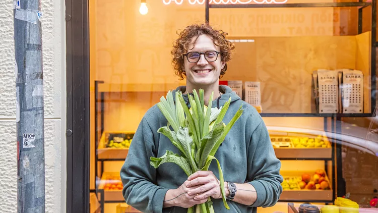 Ο Αλέξανδρος Γκικόπουλος στο νέο μαγαζί Polyamorous Coffee & Grocery, στην Ιπποκράτους και τα Εξάρχεια