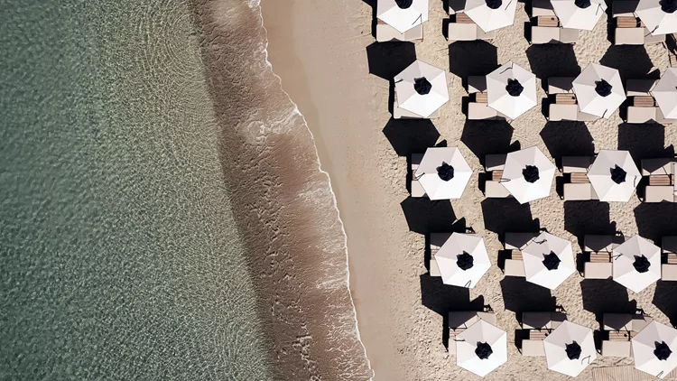 Το νέο Crios Beach Bar & Restaurant στην παραλία Κριός, στην Πάρο