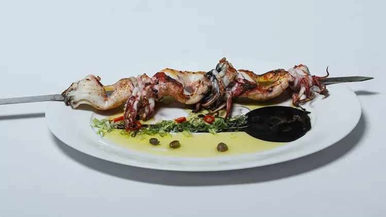 Το πιάτο της εβδομάδας: Το κοντοσούβλι με φρέσκο καλαμάρι στο 'Travolta'