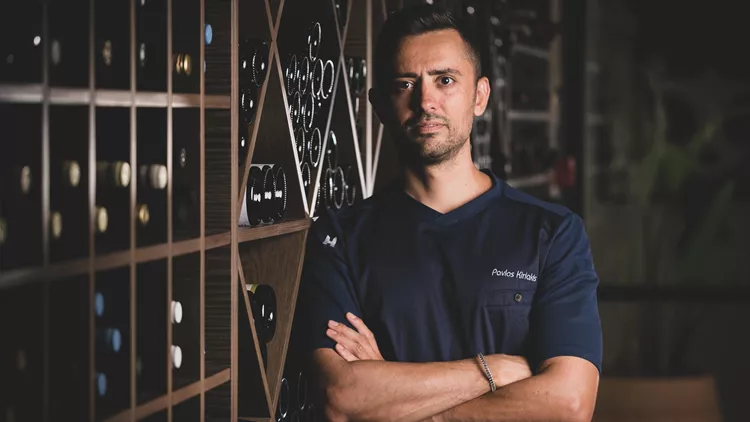 Ο σεφ και ιδιοκτήτης της ταβέρνας Δώδεκα Πιάτα στο Κουκάκι, Παύλος Κυριάκης