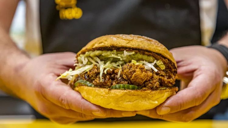 Το νέο street food εστιατόριο Nob burger στο Παγκράτι