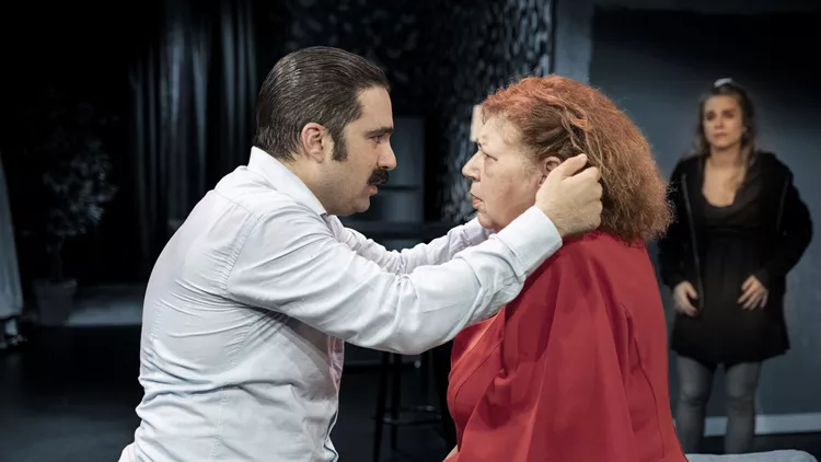 Μακριά από παιδιά νέες