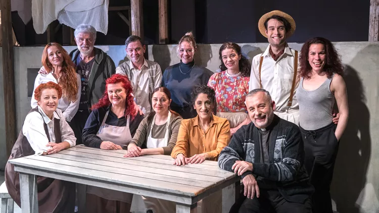 Χορεύοντας στη Λούνασα από Νίκο Δαφνή