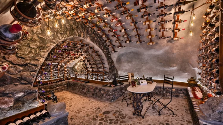 Το κελάρι στο Rizes Gastro Taverna της Σαντορίνης