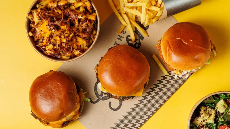 Στο 'Smash`n Bun' (και) για τα burgers τριών κορυφαίων σεφ