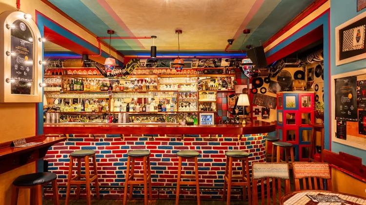 'Nouvelle Vague': Πώς ένα μπαρ από τα Τίρανα βρέθηκε στα 50 καλύτερα του πλανήτη