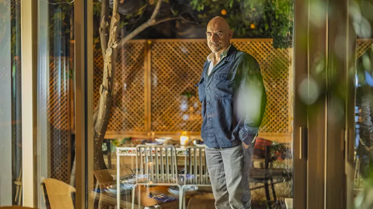 Ο Κωνσταντίνος Ζουγανέλης στο νέο του bar restaurant Sister, στο Νέο Ψυχικό
