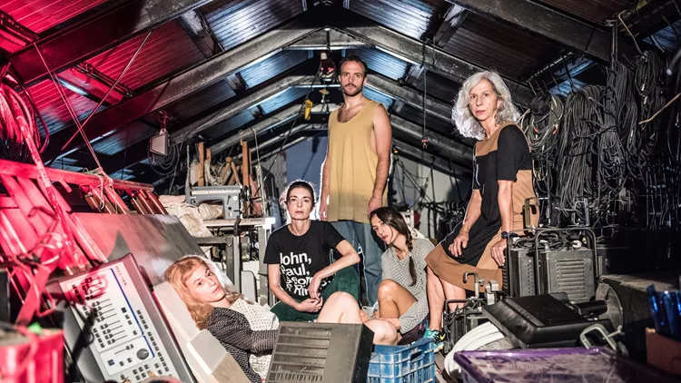 Τα χρόνια Η ζωή μιας γυναίκας, ο καθρέφτης της Ιστορίας