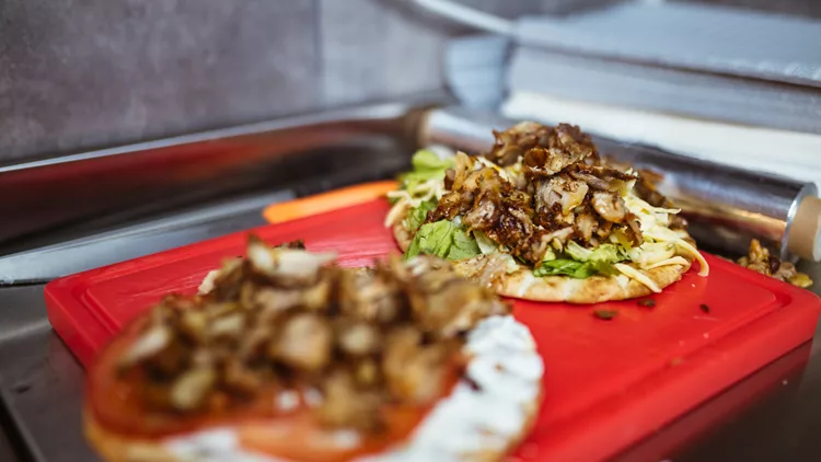 Ένα από τα πιο γαστρονομικά σουβλάκια της Αθήνας σερβίρεται ξανά για μια και μόνο νύχτα