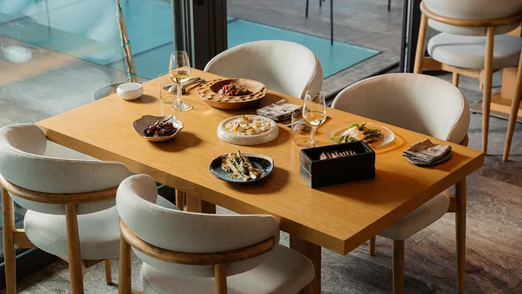 Nyn Esti: Η γαστρονομική εμπειρία στο ΕΜΣΤ επεκτείνεται με νέο μεσημεριανό μενού