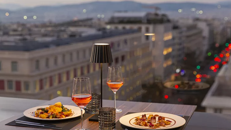 Όταν τα αθηναϊκά ξενοδοχεία γίνονται γαστρονομικοί προορισμοί, τότε το hotel dining είναι σίγουρα μια αναβαθμισμένη εμπειρία.