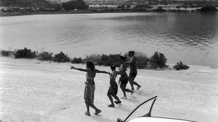 Perasma Διπλώνοντας τη Θάλασσα σε Φορέματα που Διαλύονται σαν Αλάτι