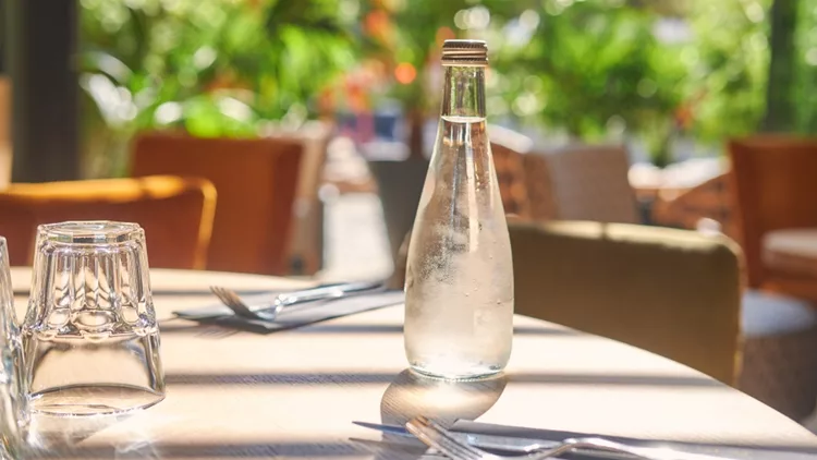 Παγκόσμια Ημέρα Νερού, νερό σε τραπέζι εστιατορίου