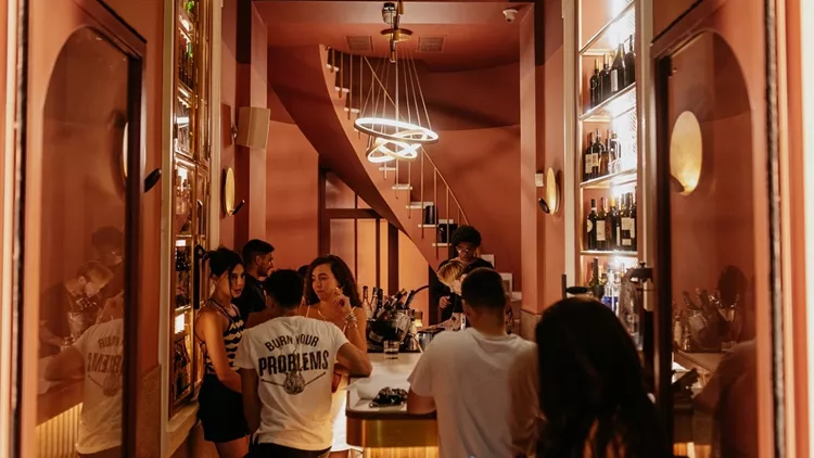 Το wine bar Angelo et Manolo στην οδό Μητροπόλεως