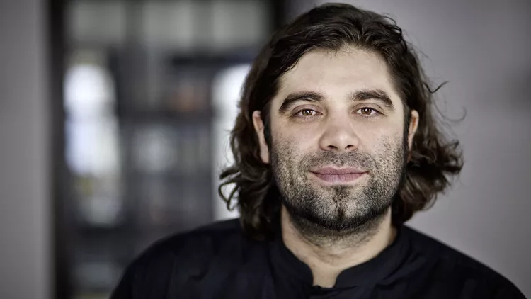 Το Tudor Hall υποδέχεται τον Konstantin Filippou