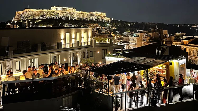 Το μπαρ Ostomachion στην ταράτσα του Mosaikon hostel στην Κολοκοτρώνη