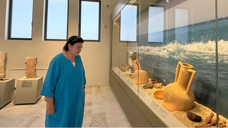 Η Λίνα Μενδώνη στο Αρχαιολογικό Μουσείο της Τήλου
