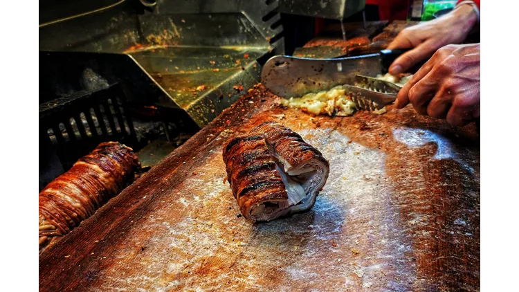 Κοκορέτσι και orange wines για την Τσικνοπέμπτη στο Καπάνι Market