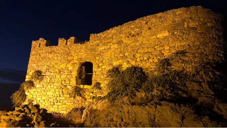 Άποψη του Κάστρου Παντελίου τη νύχτα
