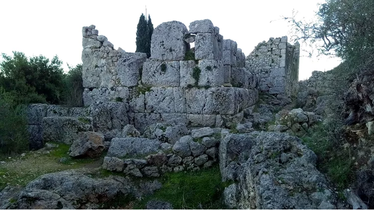 Ιθάκη, Άγ. Αθανάσιος-Σχολή Ομήρου. Άποψη της πυργοειδούς κατασκευής των Ελληνιστικών χρόνων στο Άνω Άνδηρο, από τα βόρεια
