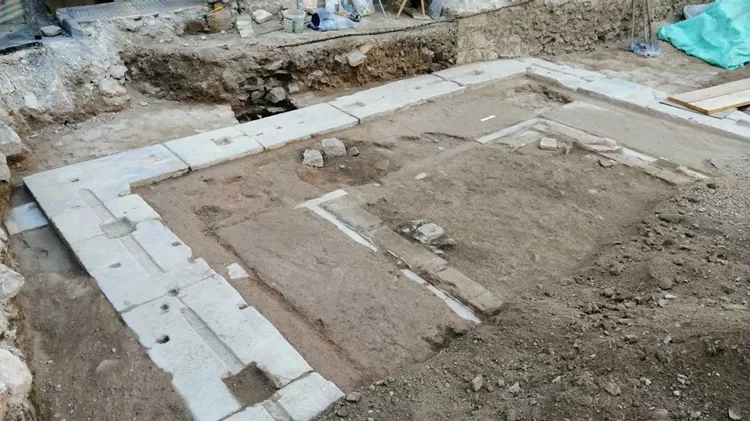 Από την ανασκαφική έρευνα στην πλατεία Θεάτρου