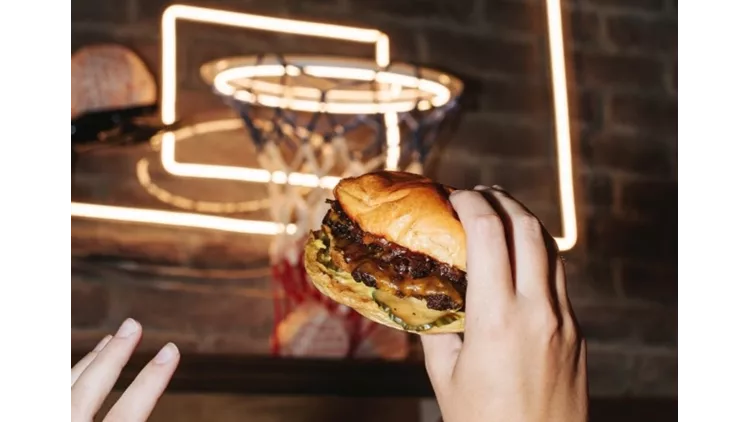 Smash’n Bun και Lohan X στήνουν το πιο ανατρεπτικό απογευματινό πάρτι της Αθήνας