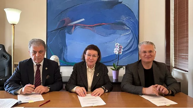 Η Υπουργός Πολιτισμού Λίνα Μενδώνη, με τον Περιφερειάρχη Δυτ. Μακεδονίας Γιώργο Αμανατίδη και τον Περιφερειάρχη Πελοποννήσου Δημήτρη Πτωχό