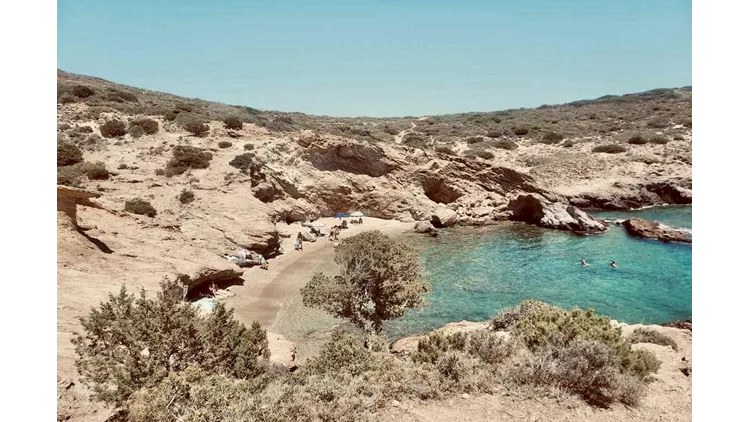 Ζέστη, καιρός για Τσίου: Η μάλλον ομορφότερη παραλία της Αττικής