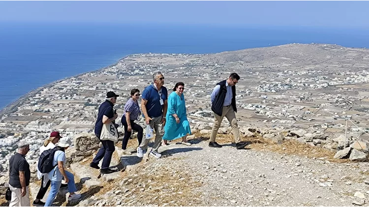 Αυτοψία της Υπουργού Πολιτισμού στην Αρχαία Θήρα