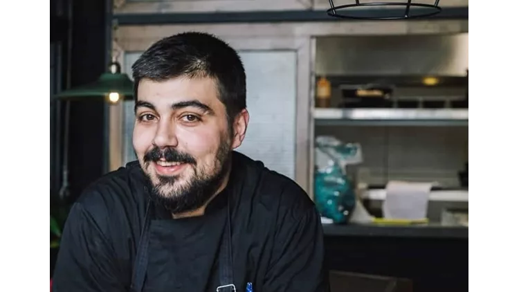 Ο σεφ Στράτος Βλασσόπουλος ανοίγει το Καφενείο Φλάρος
