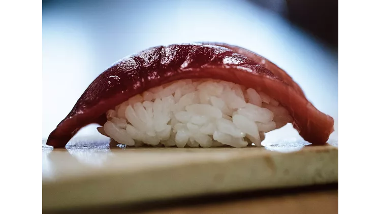 Το νιγκίρι στο εστιατόριο Sushimou του Αντώνη Δρακουλαράκου στην οδό Σκούφου