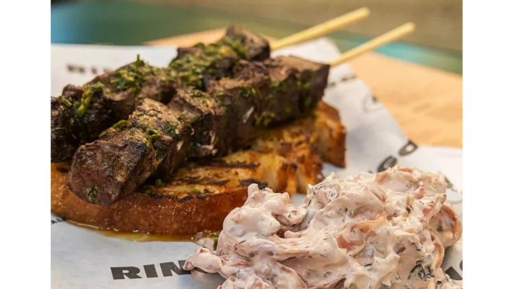 Σε μία παμπ του Ψυρρή φτιάχνουν φίνο σουβλάκι με συκώτι